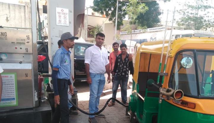 BJP leads – A Petrol Pump Owner in Rajkot sells free CNG to Auto – Rickshaw Drivers