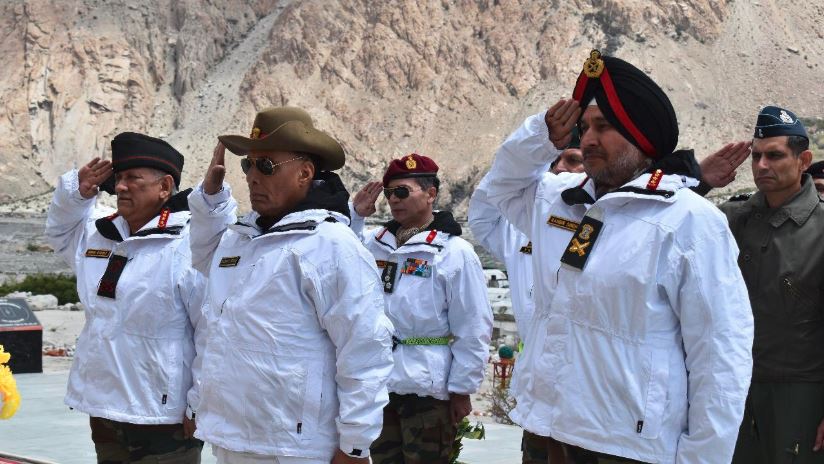 In First Visit as Defence Minister, Rajnath Singh Meets Troops in Siachen with Army Chief