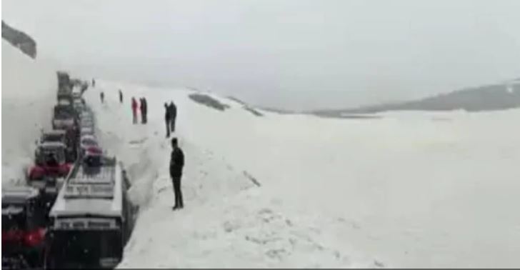 હિમાચલ પ્રદેશ: કુલ્લૂમાં વરસાદ, રોહતાંગમાં બરફવર્ષાથી લોકોએ લીધો રાહતનો શ્વાસ