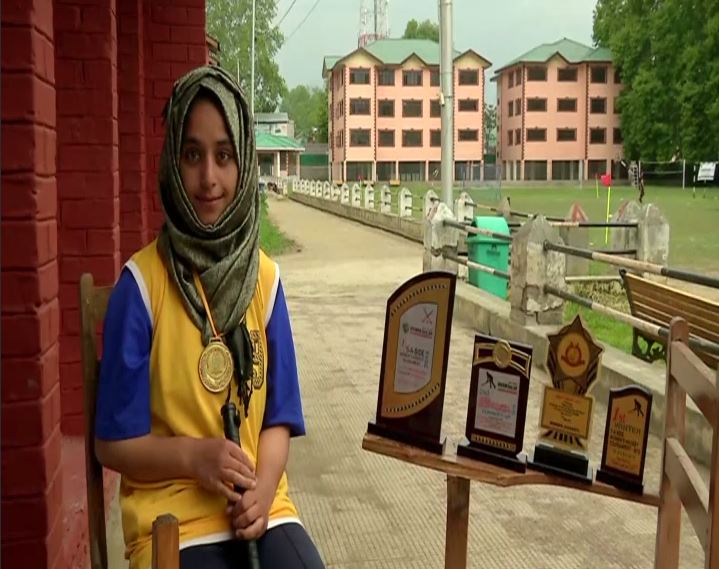 Kashmiri hockey girl Inayat aims to represent India