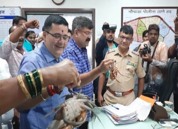 ડેમ તૂટવા માટે મંત્રી તનજી સાવંતે કરચલાને જવાબદાર ગણાવ્યાઃ વિપક્ષ બોલ્યા-કરચલાની ધરપકડ કરો