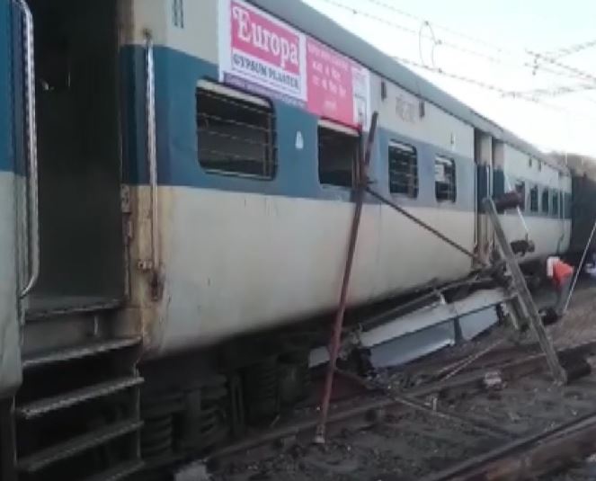 કાનપુર સ્ટેશનની બાઉન્ડ્રી તોડીને ટ્રેન બહાર નીકળી જતા પાટા પરથી ચાર ડબ્બા ઉતર્યા