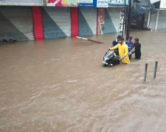 મુંબઈમાં ભારે વરસાદઃજનજીવન ખોરવાયું,હવામાન વિભાગ દ્વારા એલર્ટ