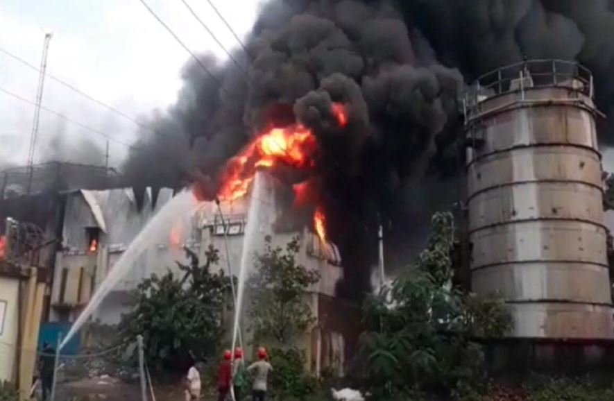 સરીગામ GIDCની એક કંપનીમાં આગ, સોલવન્ટના જથ્થાના કારણે આગે ધારણ કર્યુ વિકરાટ સ્વરૂપ
