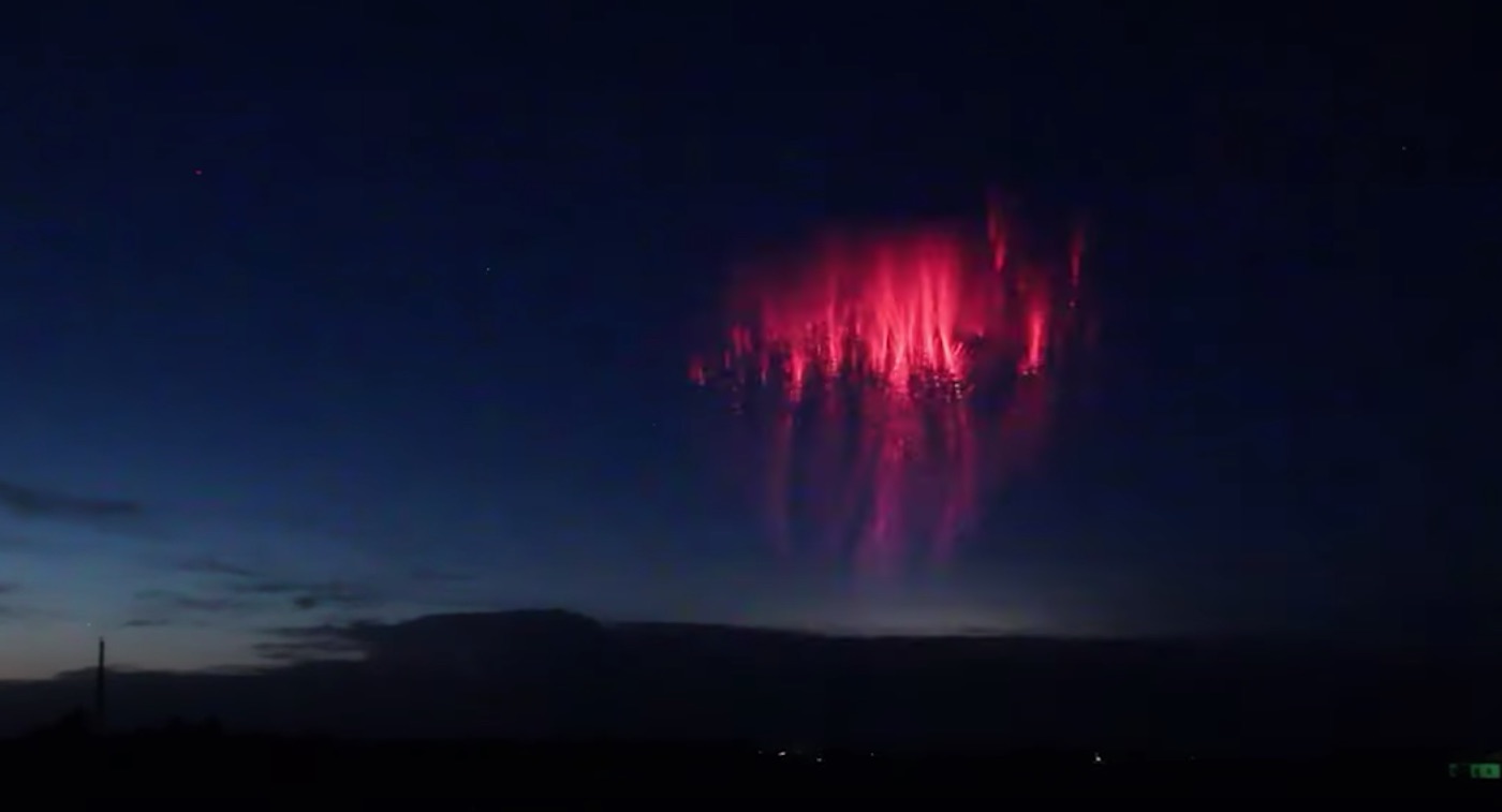 red-sprite-lightening-pheonomenon-in-sky-youtube-science-out-there