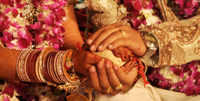 कर्नाटक :  कोलार में अनोखी शादी, युवक ने दो सगी मूक-बधिर बहनों को बनाया जीवनसंगिनी