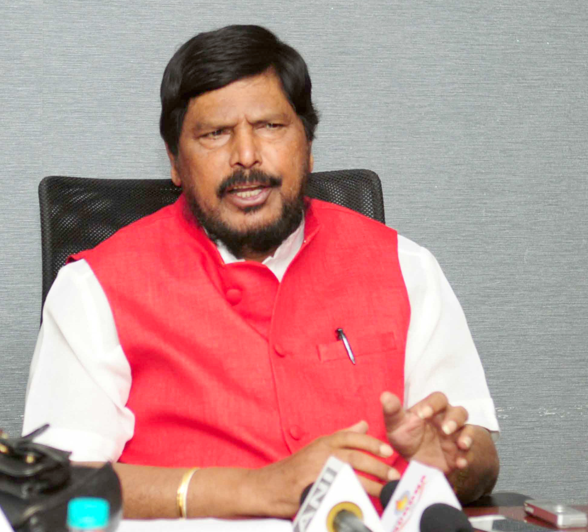 The_Minister_of_State_for_Social_Justice_&_Empowerment,_Shri_Ramdas_Athawale_addressing_a_press_conference,_in_New_Delhi_on_November_24,_2017