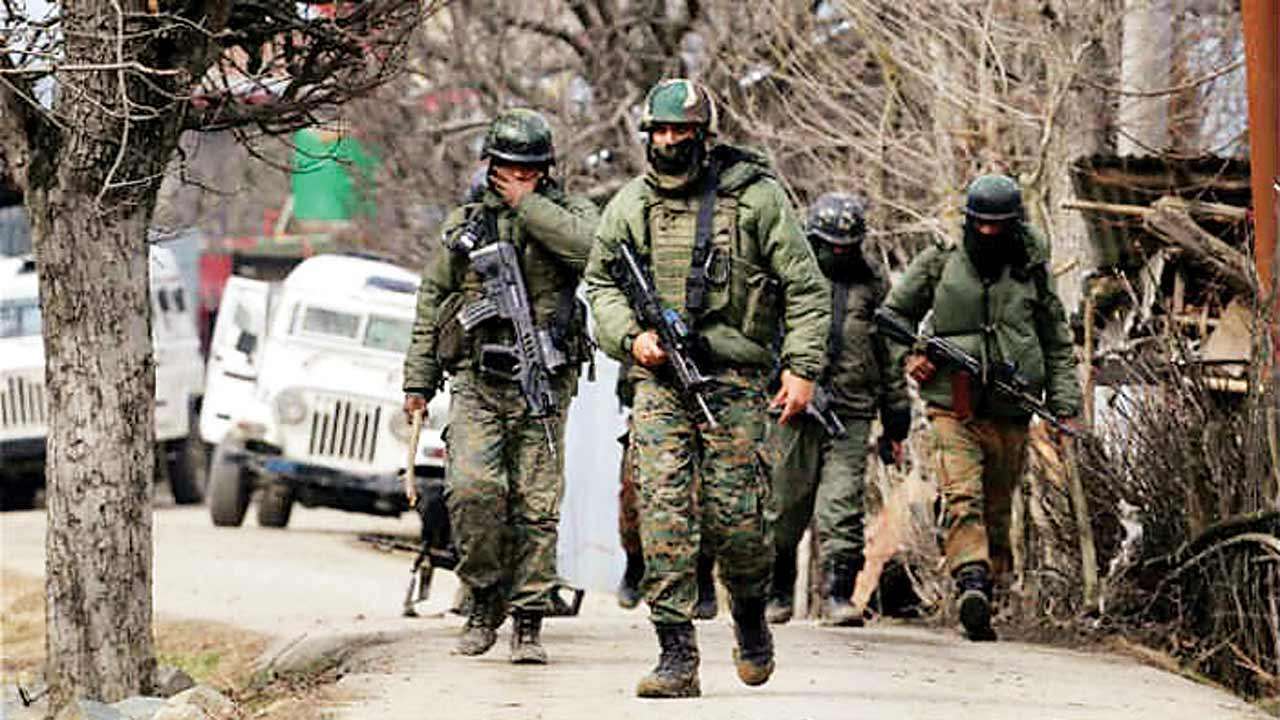 दक्षिण कश्मीर के कुलगाम जिले में मुठभेड़, में एक और आतंकवादी ढेर