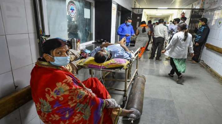 भारत में कोरोना संकट: 24 दिनों में पहली बार 3 लाख से कम मरीज स्वस्थ, 2 लाख से ज्यादा नए केस