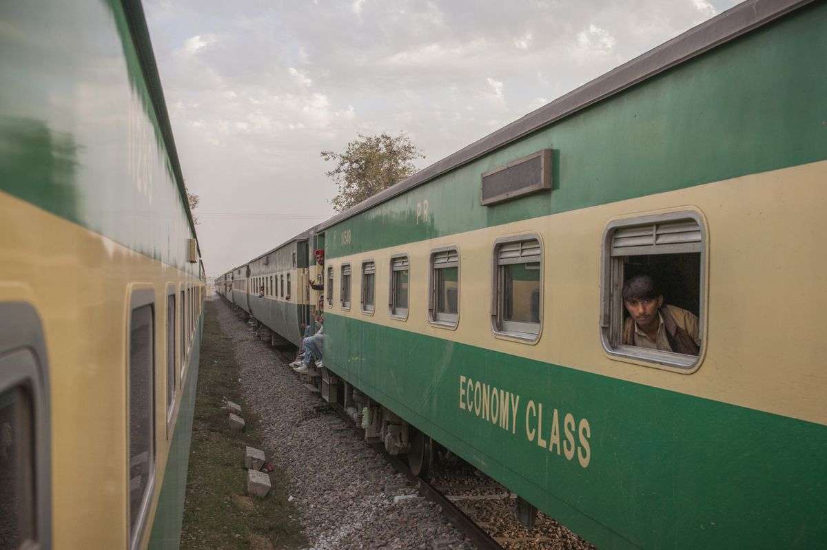 पाकिस्तान में बड़ा रेल हादसा : सिंध में दो ट्रेनों के बीच आमने-सामने टक्कर, 30 मरे, 50 से ज्यादा घायल