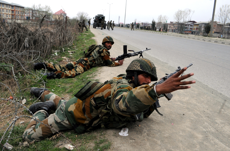 जम्मू-कश्मीर : सोपोर में आंतकी हमला, 2 पुलिसकर्मी शहीद, 2 नागरिकों की मौत