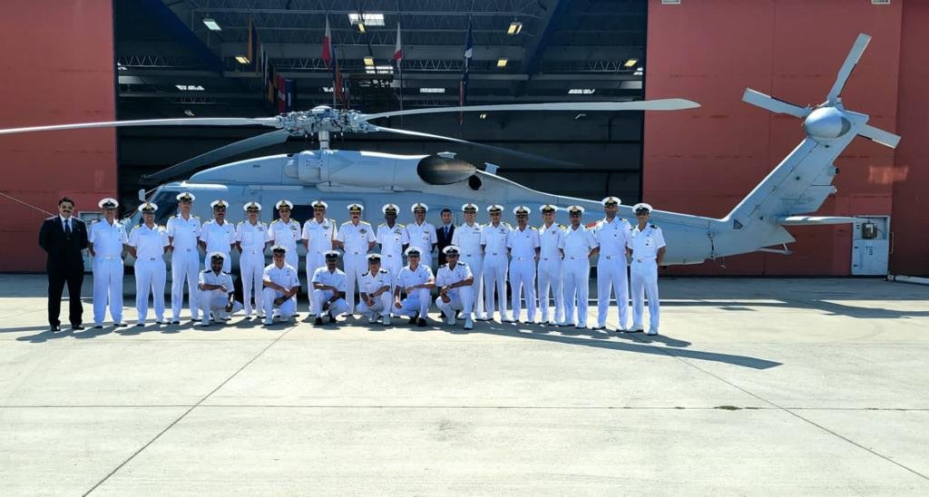 समुद्र में बढ़ेगी ताकत : अमेरिका ने भारतीय नौसेना को सौंपी 2  एमएच-60आर  हेलीकॉप्टरों की पहली खेप