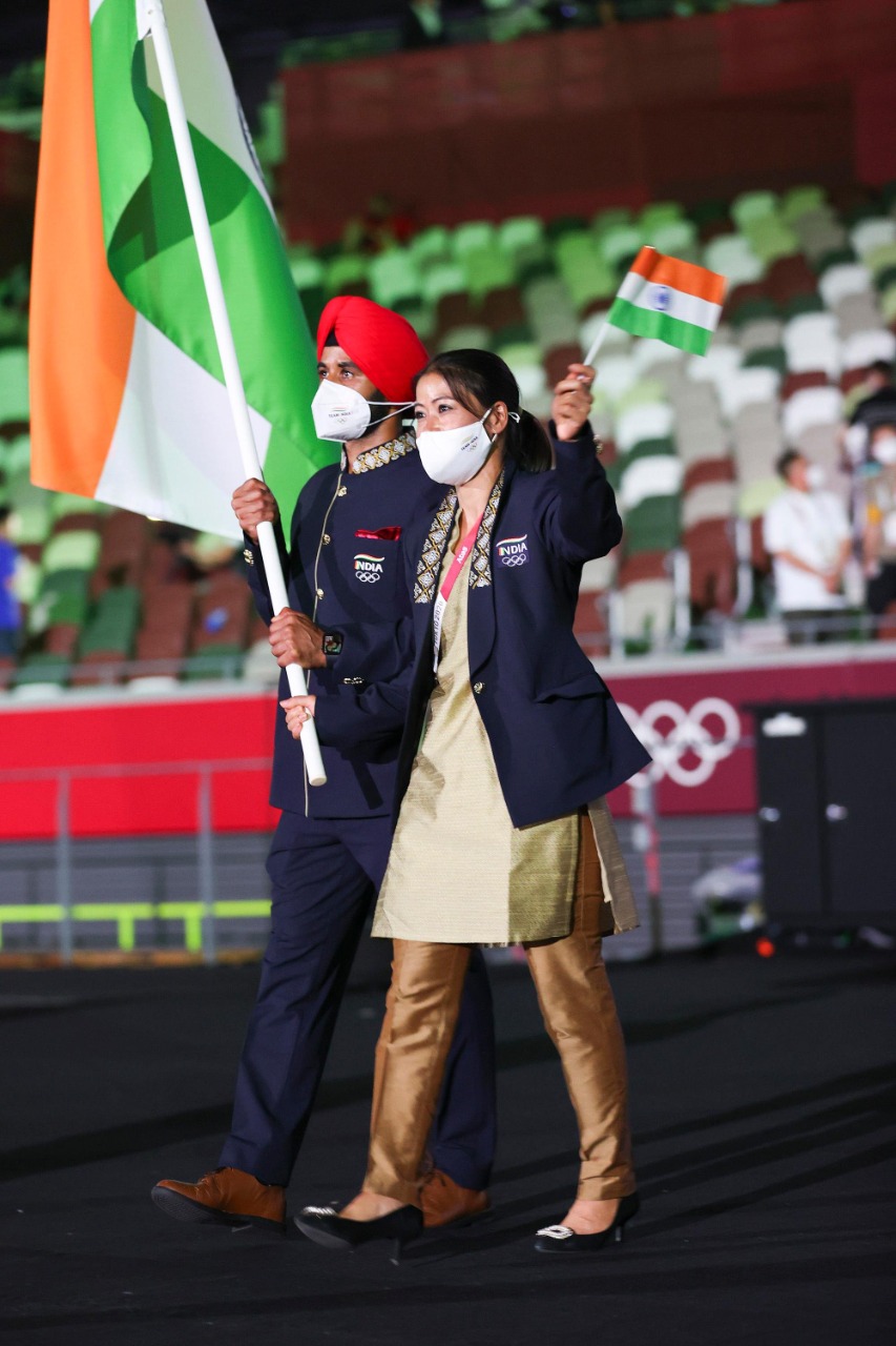 टोक्यो ओलंपिक का रंगारंग शुभारंभ, मार्च पास्ट में शामिल हुआ भारत का 28 सदस्यीय दल