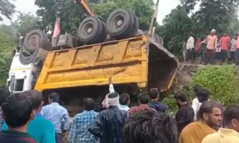 महाराष्ट्र : बुलढाणा में भयावह हादसा, सरिया लदा डंपर पलटने से 13 श्रमिकों की मौत, 3 की हालत गंभीर