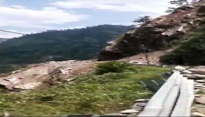 हिमाचल प्रदेश में हादसा : किन्नौर में भूस्खलन के बाद मलबे में दबी बस-कारें, एक की मौत, 50-60 लोग फंसे