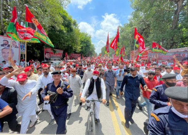 उत्तर प्रदेश : अखिलेश यादव चुनावी साइकिल पर सवार, महंगाई-बेरोजगारी के मुद्दे पर योगी सरकार को कोसा