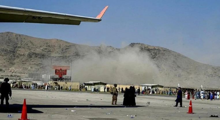 अफगानिस्तान संकट :  काबुल हवाईअड्डे के बाहर दो धमाके, 13 लोगों की मौत, कई घायल