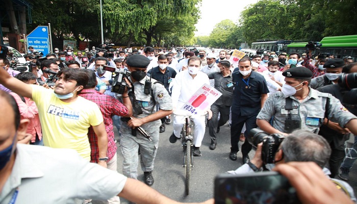 ट्रैक्टर के बाद अब साइकिल मार्च : विपक्ष से बोले राहुल गांधी – एक रहेंगे तो नहीं दबा पाएंगे भाजपा व आरएसएस