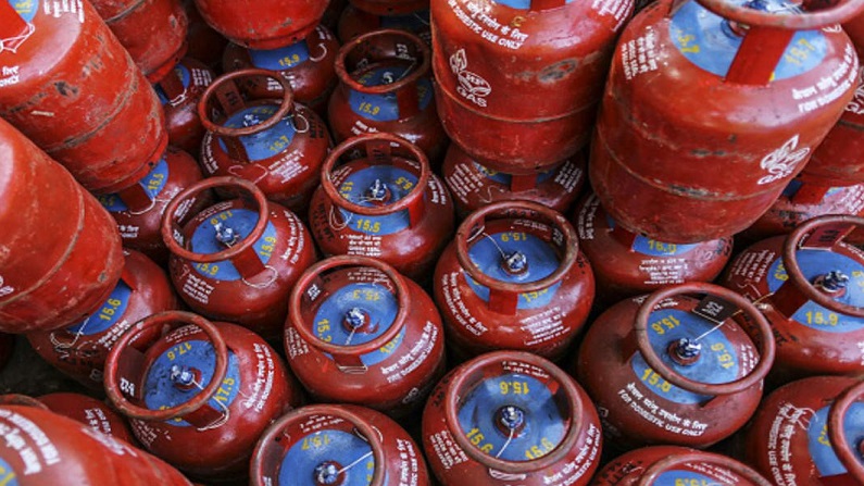 फिर लगा महंगाई का झटका! माह की पहली तारीख को घरेलू LPG सिलेंडर 25 रुपए हुआ महंगा