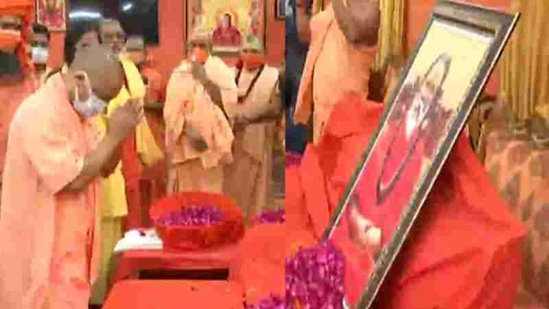 उत्तर प्रदेश : मुख्यमंत्री योगी ने बाघंबरी मठ पहुंचकर महंत नरेन्द्र गिरि को दी श्रद्धांजलि
