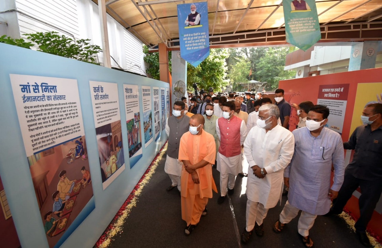 उत्तर प्रदेश : सीएम योगी ने किया प्रधानमंत्री मोदी के जीवन पर आधारित प्रदर्शनी का उद्घाटन