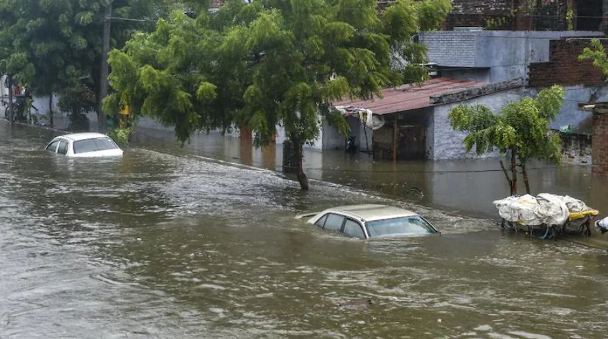 उत्तर प्रदेश : कई जिलों में मूसलाधार बारिश से 42 लोगों की मौत,  स्कूल-कॉलेज दो दिनों तक बंद
