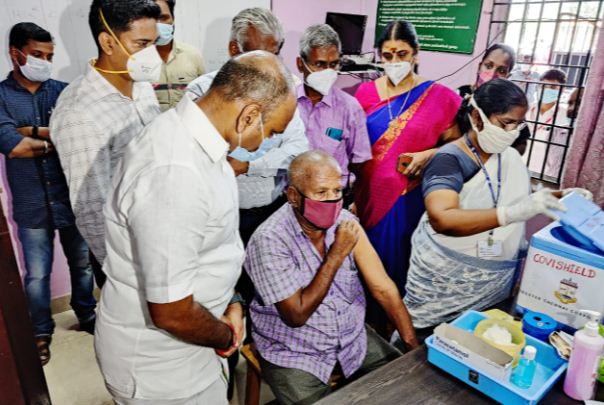भारत में कोरोना संकट : इलाजरत मरीजों की संख्या 4 लाख के पार, 42 हजार से ज्यादा नए संक्रमित