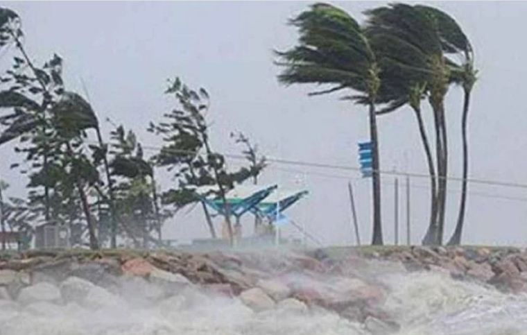दक्षिणी ओडिशा और उत्‍तरी आंध्र के तटों से टकराने के बाद कमजोर पड़ा चक्रवाती तूफान ‘गुलाब’