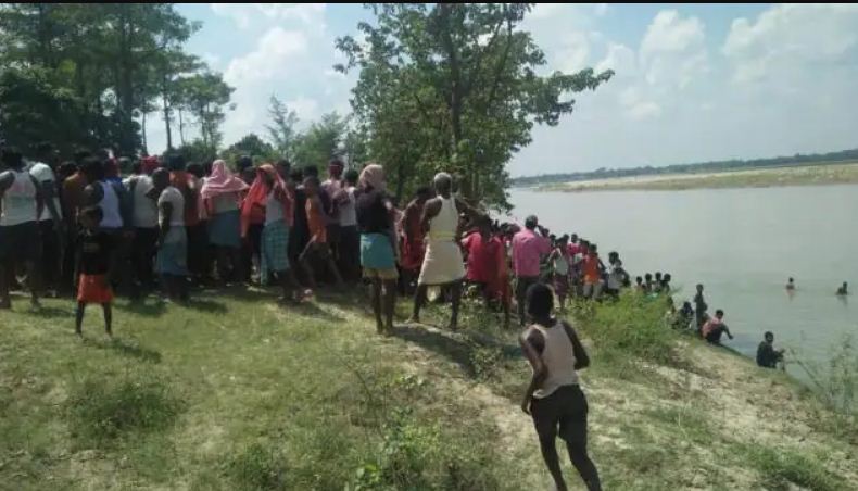 मोतिहारी : सिकरहना नदी में नाव पलटी, दो दर्जन से अधिक महिलाएं डूबीं, 6 को निकाला गया, 1 की मौत