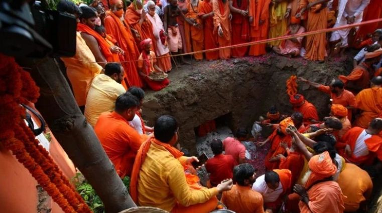 प्रयागराज : महंत नरेंद्र गिरि को बाघंबरी मठ में दी गई भू-समाधि, शिष्य बलबीर ने की अंतिम क्रिया