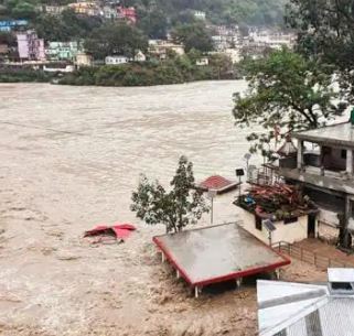 उत्तराखंड में भारी वर्षा व भूस्खलन की चपेट में आने से अब तक 46 लोगों की मौत, 11 लापता