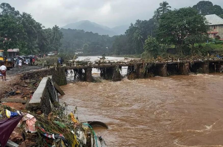 केरल में भारी बारिश से अब तक 18 की मौत, बाढ़ में दर्जनों लापता,  मुख्यमंत्री ने सेना से मांगी मदद