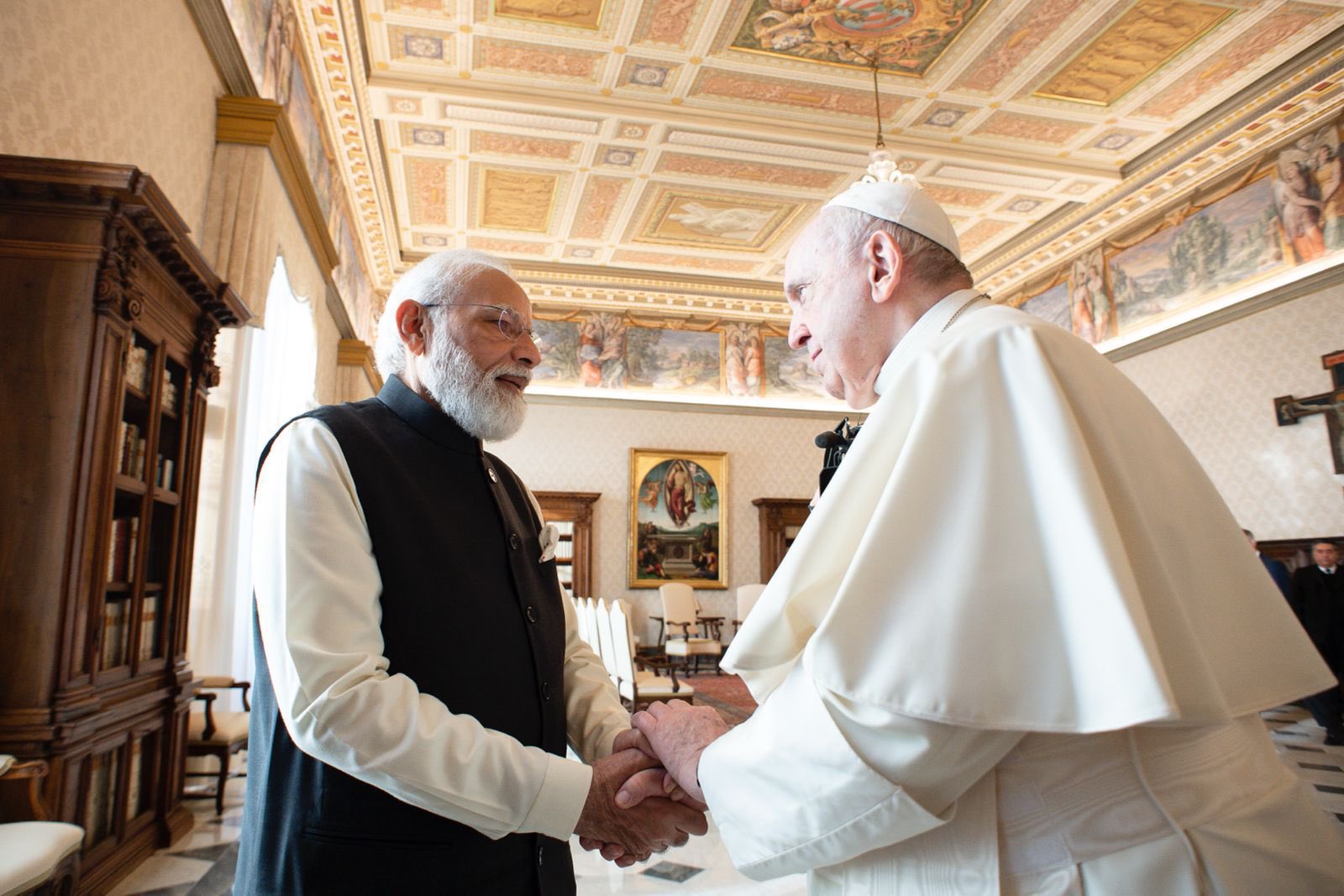 पीएम मोदी ने पोप फ्रांसिस से की भेंट, भारत आने का दिया आमंत्रण, गरीबी और जलवायु परिवर्तन पर की चर्चा