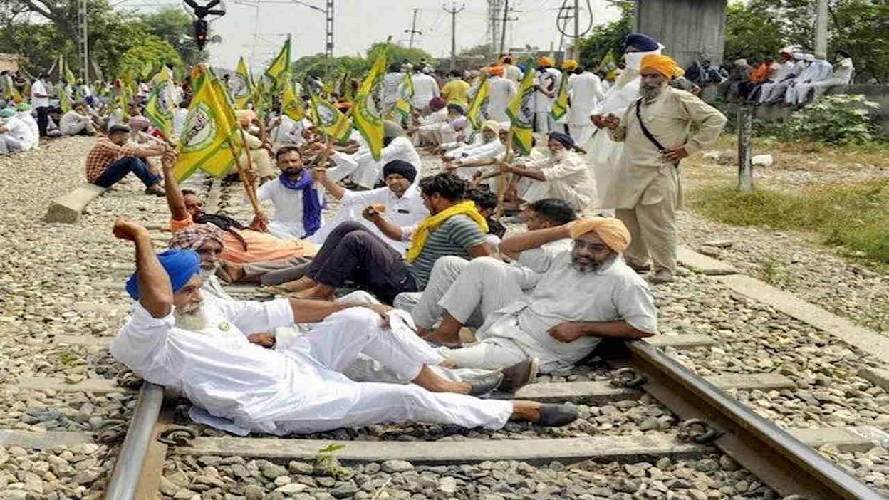 लखीमपुर हिंसा : केंद्रीय गृह राज्य मंत्री के इस्तीफे की मांग को लेकर किसानों का रेल रोको आंदोलन