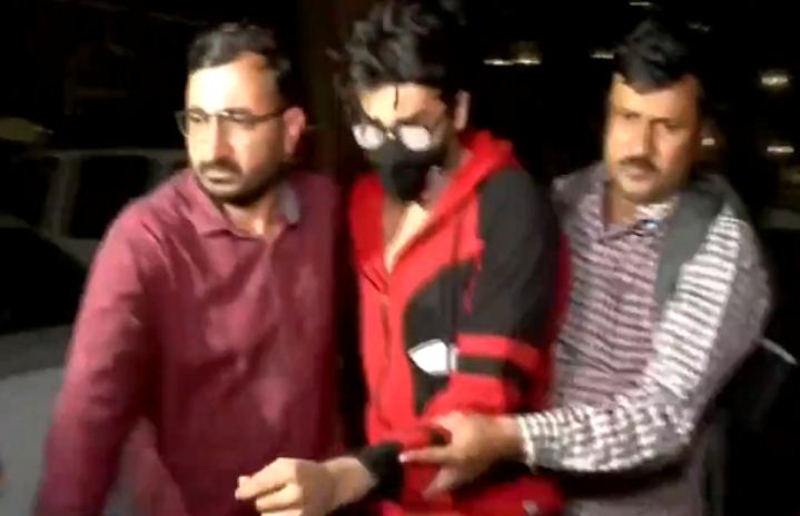 मुंबई में क्रूज पर रेव पार्टी : एनसीबी की छापेमारी में शाहरुख खान के बेटे आर्यन सहित 13 लोग हिरासत में