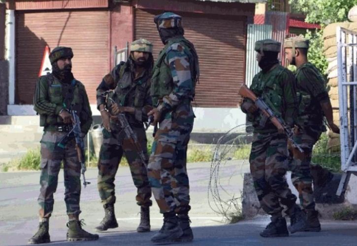 जम्मू-कश्मीर : शोपियां में 3 आतंकी ढेर, हथियार और गोला बारूद बरामद