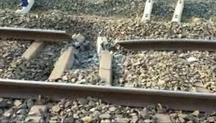 झारखंड: रेलवे ट्रैक को बम विस्फोट से उड़ाया, पटरी से उतरा इंजन, टला बड़ा हदासा