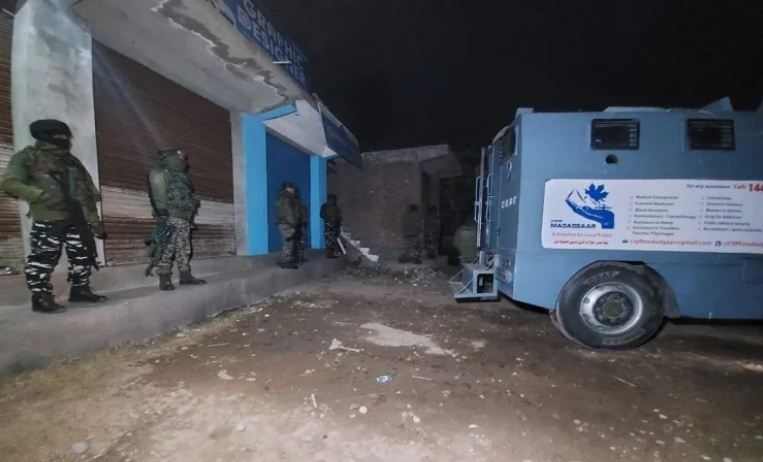 जम्मू-कश्मीर : सुरक्षा बलों ने कुलगाम में टीआरएफ कमांडर सिकंदर सहित 5 आतंकियों को ढेर किया