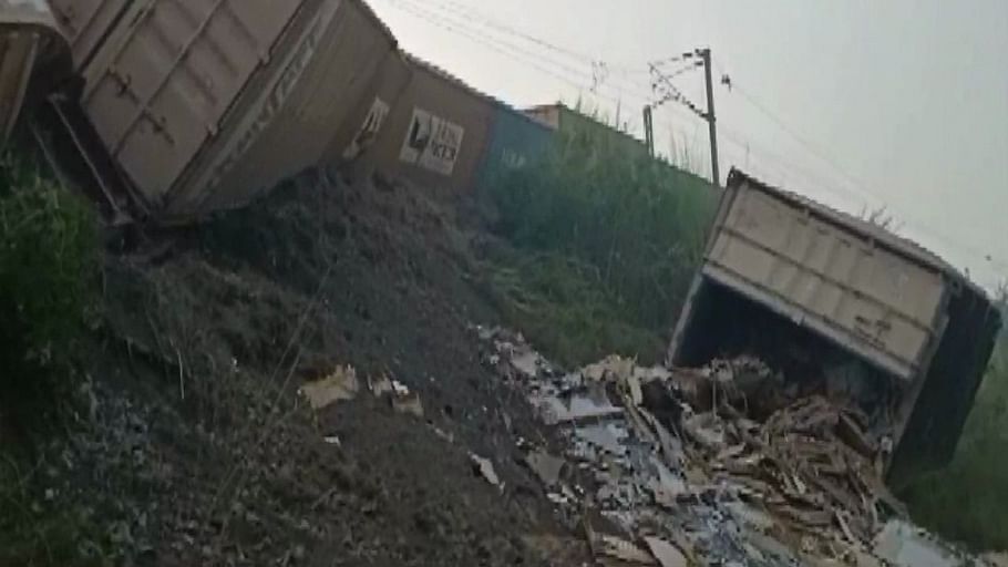उत्तर प्रदेश : डीडीयू जंक्शन के निकट मालगाड़ी के 8 डिब्बे पटरी से उतरे, यातायात प्रभावित