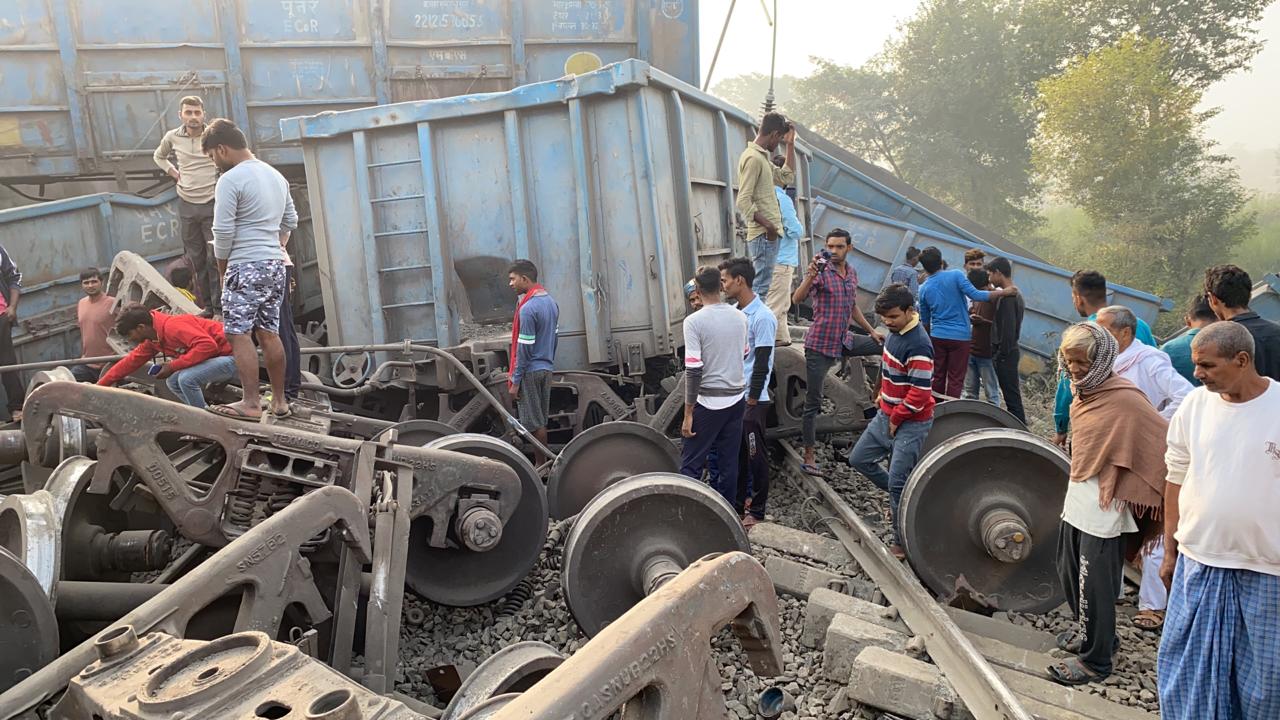 उत्तर प्रदेश : जौनपुर के पास मालगाड़ी की 21 बोगियां पलटीं, वाराणसी-सुल्तानपुर रेल मार्ग पर रेल यातायात ठप