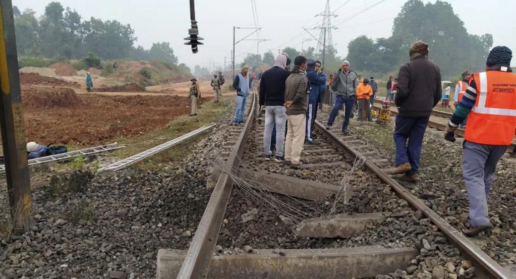 माओवादियों का झारखंड बंद : धनबाद और चक्रधरपुर रेल मंडलों में ट्रैक पर ब्लास्ट, ट्रेन यातायात प्रभावित