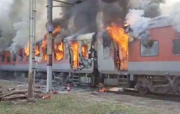मध्य प्रदेश : मुरैना के पास ऊधमपुर-दुर्ग सुपरफास्ट ट्रेन की दो एसी बोगियों में लगी आग, यात्री सुरक्षित
