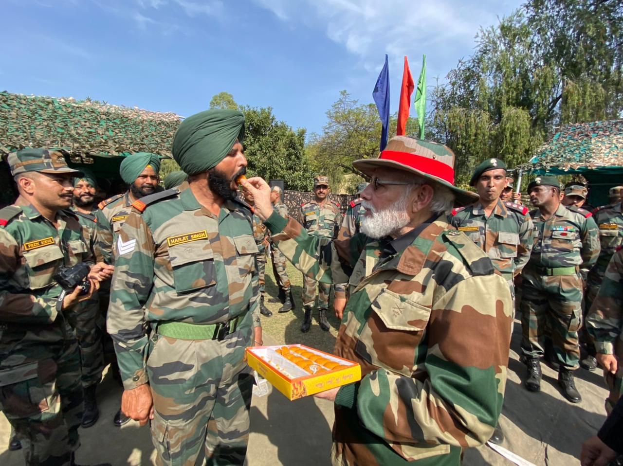 पीएम मोदी ने नौशेरा सेक्टर में सैनिकों के साथ मनाई दिवाली, बोले – ‘सेना ही मेरा परिवार’