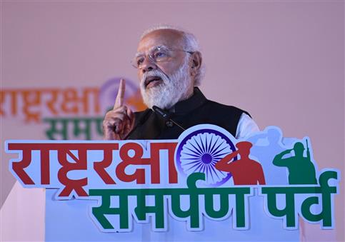 पीएम मोदी ने सेना को सौंपे अत्याधुनिक उपकरण, कहा – भारत अपनी सेनाओं को आत्मनिर्भर बना रहा