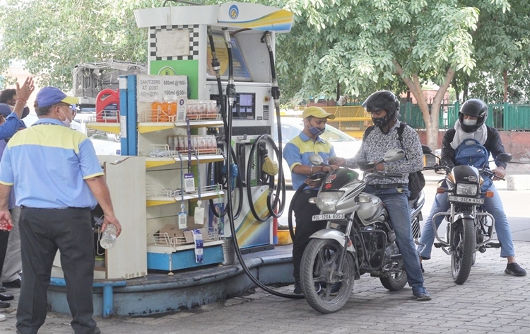 आम जनता को राहत : केंद्र के बाद एनडीए शासित राज्यों ने भी पेट्रोल-डीजल पर घटाए वैट