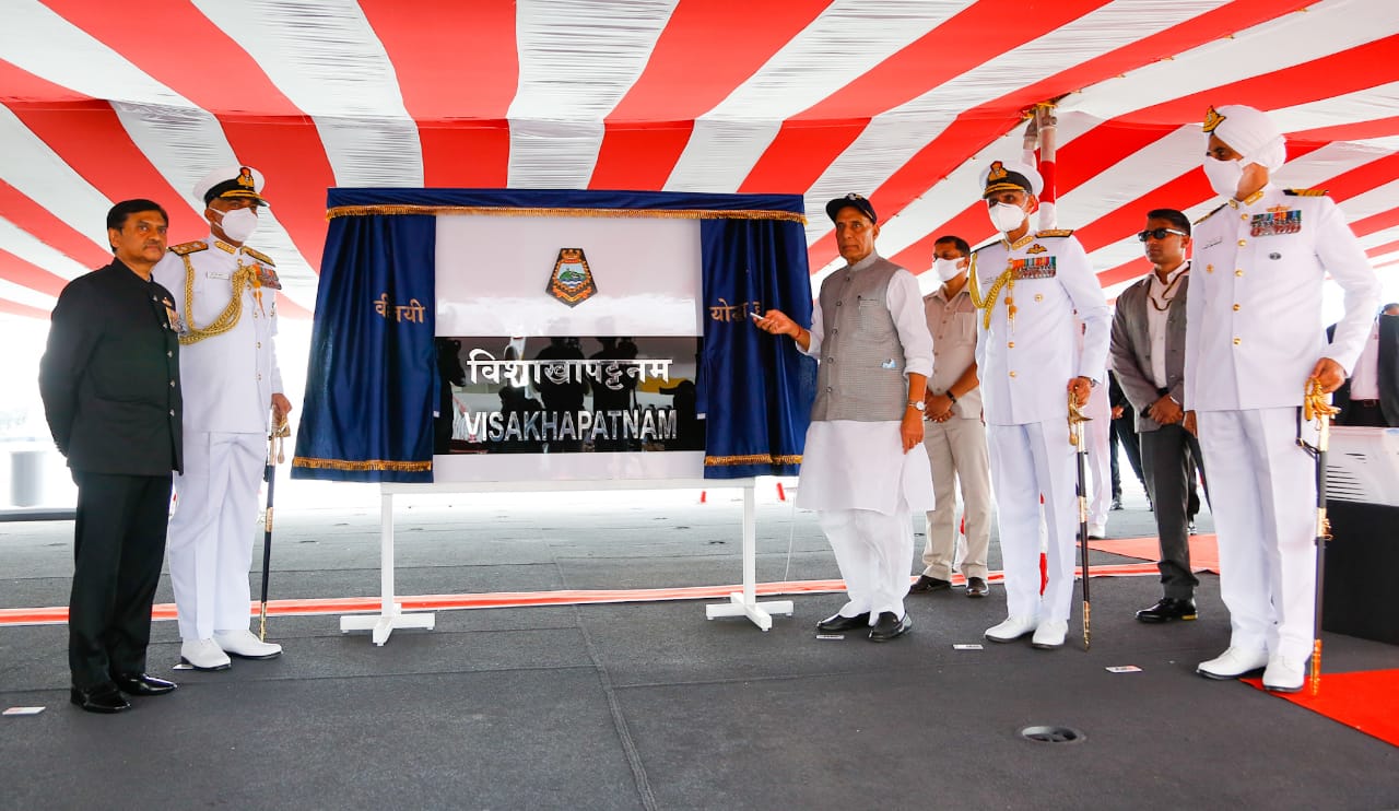 रक्षा मंत्री राजनाथ ने नौसेना को विध्वंसक नौसैनिक पोत सौंपा