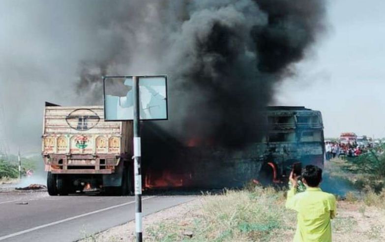 राजस्थान : बाड़मेर-जोधपुर हाईवे पर भयावह हादसा, टैंकर व निजी बस में टक्कर, 12 लोग जिंदा जले
