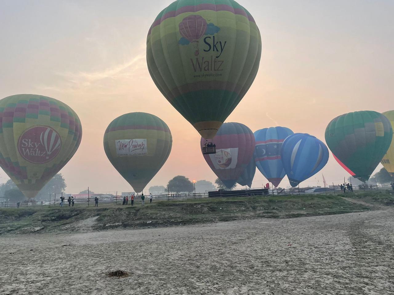 वाराणसी में बैलून फेस्टिवल :  देव दीपावली पर सतरंगे गुब्बारों से दिखेगी गंगा घाटों की अलौकिक छटा