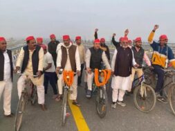 सपा कार्यकर्ताओं ने चलाई साइकिल
