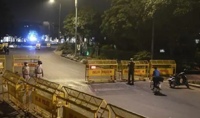दिल्ली में नाइट कर्फ्यू के दौरान सड़कों पर पसरा रहा सन्नाटा, एक्शन में नजर आई पुलिस